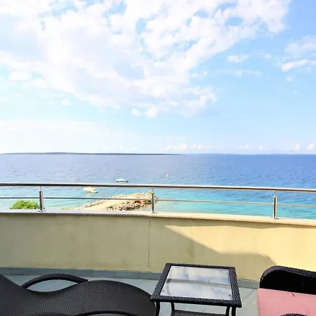 Beach Front In With Wifi Apartment Mandre